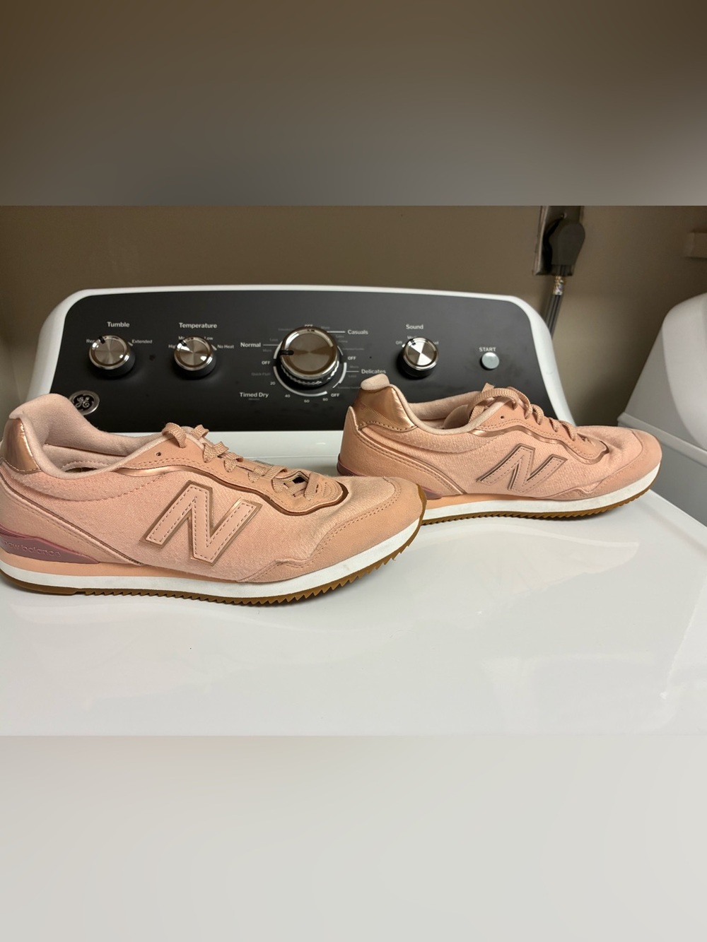 New Balance Womens Sola Sleek Pink Sneakers 2021 retired